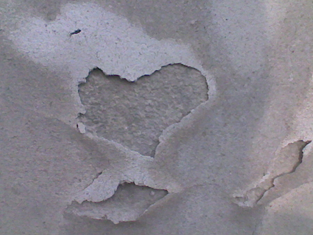 Cuore nel muro